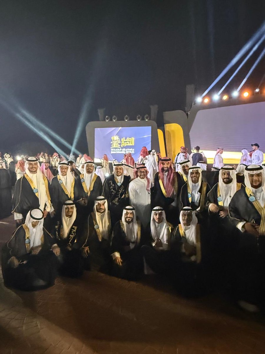 AzizAlsharifi's tweet photo. نبارك لخريجي جامعة جازان الدفعة 21، وخريجي برنامج العلاج التنفسي هذا الإنجاز، ونسأل الله لهم التوفيق والسداد، ومستقبلاً مشرقاً حافلاً بالعطاء.
كل الشكر والتقدير لسعادة عميد كلية التمريض والعلوم الصحية الدكتور أيمن مدخلي على مشاركته للخريجين فرحتهم في هذه المناسبة السعيدة. https://t.co/oMG55yYQTD
