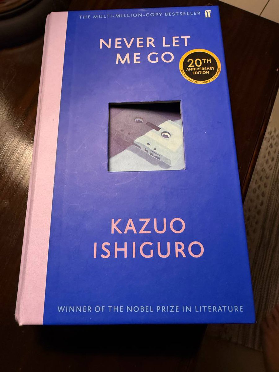 plastt's tweet photo. Дочитал never let me go. 

Такое классное послевкусие у книги. 
Хорошо, что мы, люди, вроде как идем другим путем. 
Но если бы было как в книге, интересно, было бы так же? 

Обложка классная еще

Вообще начали копиться книги. Если придется уезжать опять пристраивать их куда-то https://t.co/HZYAmzlBDN
