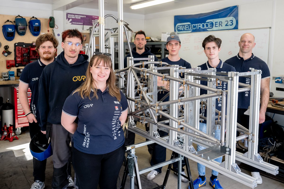 indexhu's tweet image. Olyan, mint a Forma–1, csak kicsiben – az Óbudai Egyetem hallgatói maguk terveznek, gyártanak és vezetnek egy egyedi versenyautót.

További képek: index.hu/galeria/index/…

Fotó: Szollár Zsófi / Index

#Hungary #racingcar #university #indexhu