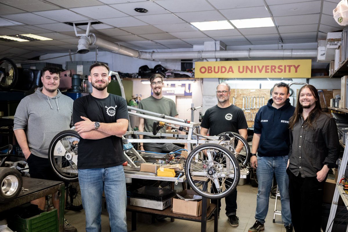 indexhu's tweet image. Olyan, mint a Forma–1, csak kicsiben – az Óbudai Egyetem hallgatói maguk terveznek, gyártanak és vezetnek egy egyedi versenyautót.

További képek: index.hu/galeria/index/…

Fotó: Szollár Zsófi / Index

#Hungary #racingcar #university #indexhu