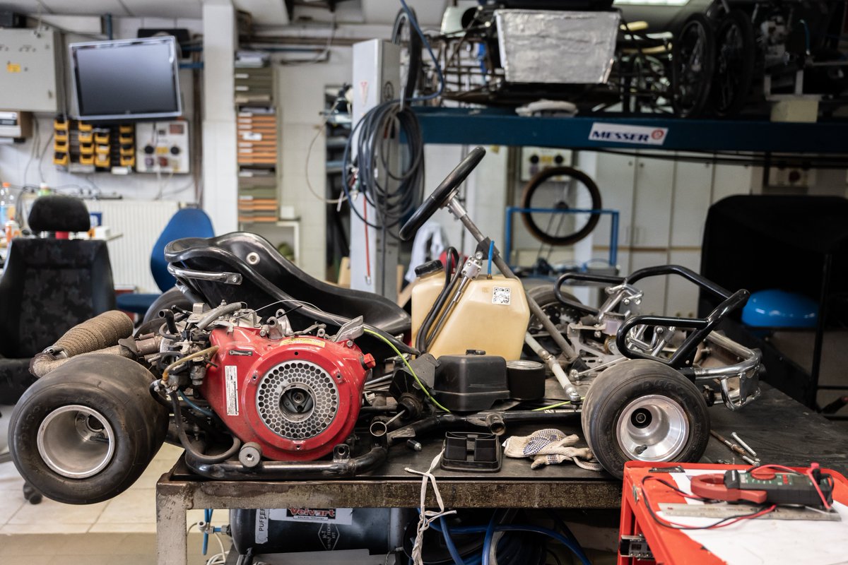 indexhu's tweet image. Olyan, mint a Forma–1, csak kicsiben – az Óbudai Egyetem hallgatói maguk terveznek, gyártanak és vezetnek egy egyedi versenyautót.

További képek: index.hu/galeria/index/…

Fotó: Szollár Zsófi / Index

#Hungary #racingcar #university #indexhu