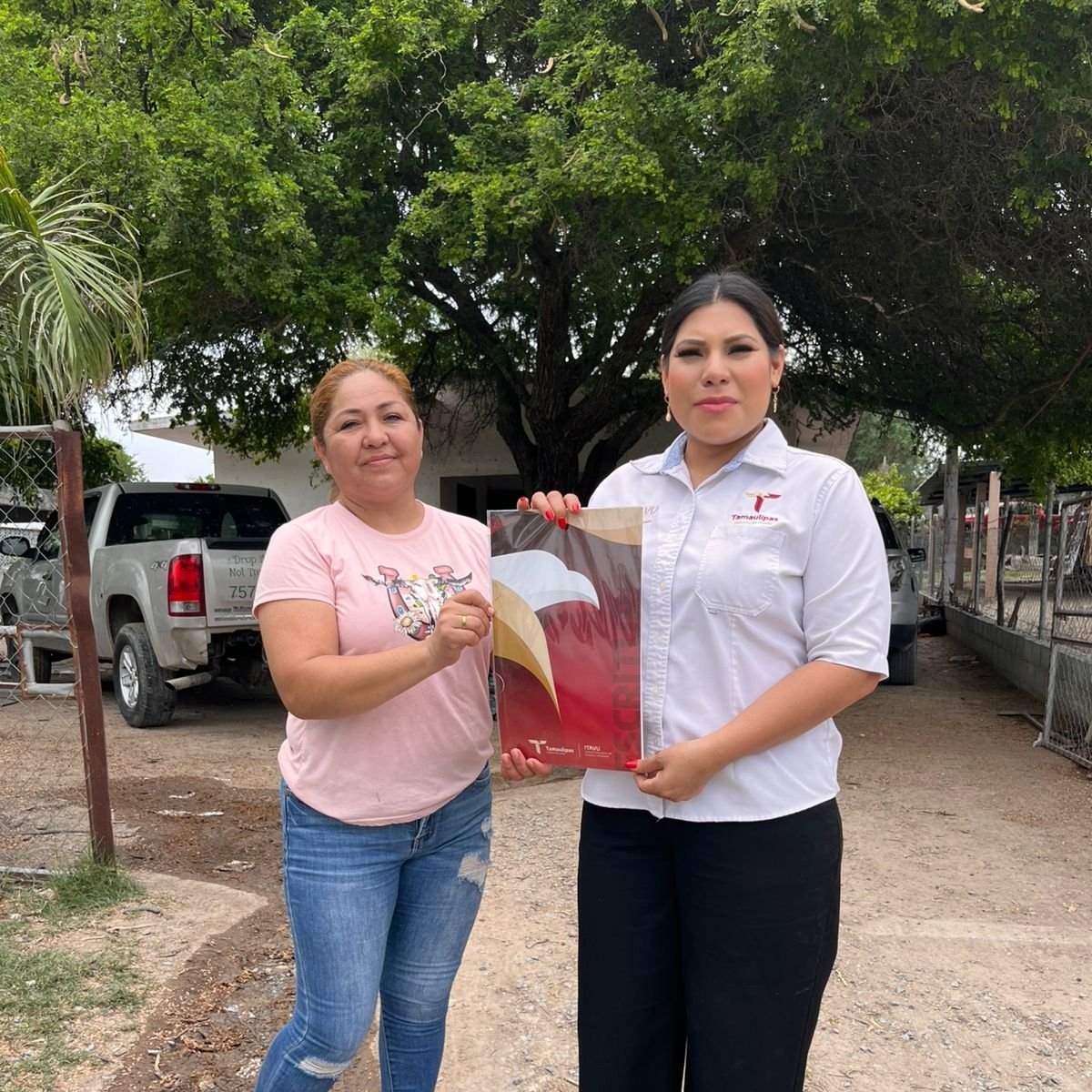 ITAVUTamps's tweet image. Atendiendo las indicaciones del Gobernador
@Dr_AVillarreal,  y con el liderazgo del Director General, Manuel Treviño Cantú, el #ITAVU entregó escrituras en #SanFernando brindando certeza jurídica y seguridad patrimonial a más familias tamaulipecas. #Tamaulipas #Escrituras