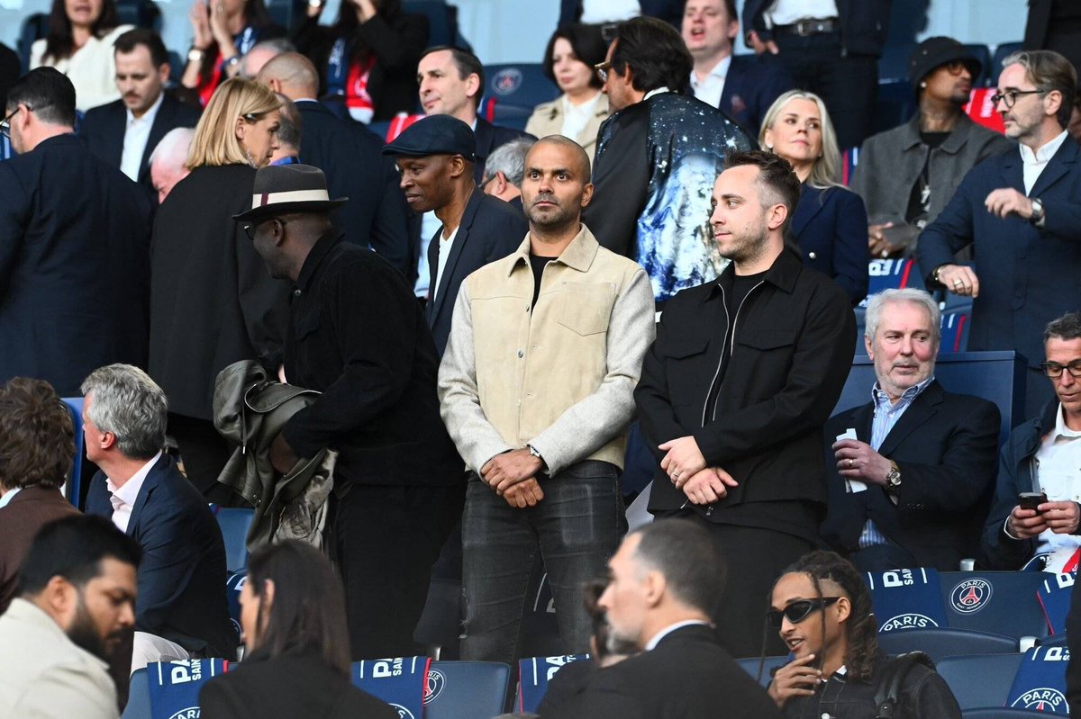 uwimaclarisse's tweet image. #UCL

Jaden Smith, DJ Snake, Thomas Tuchel na Wayne Rooney bari i Parc des Princes kureba umukino wa PSG na Bayern.

Predictions kuri iyi match?

12’ PSG 0-0 Bayern Munich 

#Football