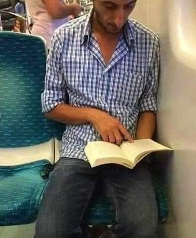 Dede38__'s tweet image. ALKIŞLAMIYORUM SENİ ALİ UÇAR
ÖNÜNDE SAYGI İLE EĞİLİYORUM..✍️✍️🙏🙏👏👏
2015 yılında, fabrikadaki işinden dönerken toplu taşımada kitap okuyan Ali Uçar, bir kadın tarafından gizlice fotoğraflanmış; fotoğrafı “Entel olacağım, kız tavlayacağım diye kendini yırtan İZBAN kekosu,