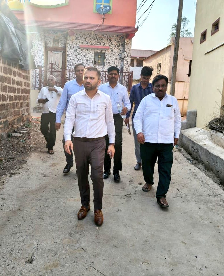 ceozpbidar's tweet photo. ದಿನಾಂಕ -27.04.2026 ರಂದು ಬಸವಕಲ್ಯಾಣ ತಾಲೂಕಿನ ಅಲಗೂಡ ಗ್ರಾಮ ಮತ್ತು ಚಿಟ್ಟಾ ತಾಂಡಕ್ಕೆ ಭೇಟಿ ನೀಡಿ, ಕುಡಿಯುವ ನೀರಿನ ಕುರಿತು ಚರ್ಚಿಸಿ ಪರಿಶೀಲನೆ ಮಾಡಲಾಯಿತು. ಹಾಗೂ ನೀರಿನ ಪೂರೈಕೆಗೆ ಅಗತ್ಯ ಕ್ರಮ ಕೈಗೊಳ್ಳುವಂತೆ ಸಂಭಂದಪಟ್ಟ ಅಧಿಕಾರಿಗಳಿಗೆ ಸೂಚನೆ ನೀಡಲಾಯಿತು.
@eshwar_khandre @SagarKhandre12 https://t.co/a5KrzIiXNU