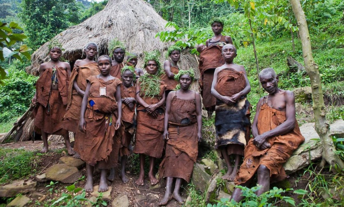 RevealSafari's tweet image. Beyond the gorillas and lions, Uganda's soul lives in its 50+ tribes. Africa Reveal Safaris curates authentic cultural encounters: Batwa forest wisdom, Buganda royal drums, Karamojong dances. Step into the Pearl of Africa. Plan your trip. #Uganda #CulturalTourism #EuropeanTravel