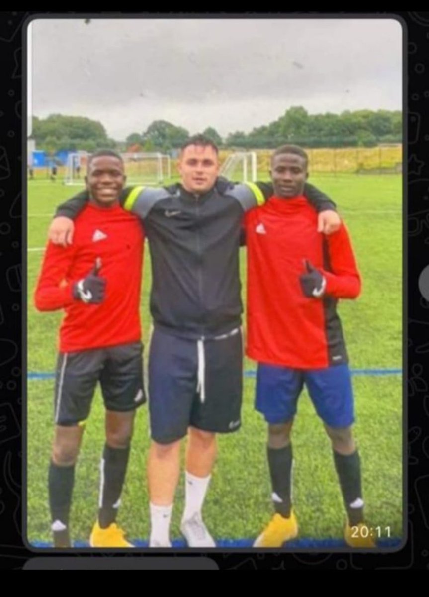 SteveH7860's tweet photo. @TheBusbyAbes Could you confirm you believe they are aged ten on that photo when they signed in 2021? They must be the only boys in England that haven't grown in 5 years! https://t.co/U6fPaMruSK