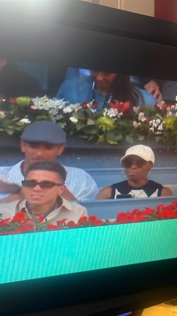 crisescoz's tweet photo. Que hace Vinicius con esa gorra? https://t.co/x04cqwdgya