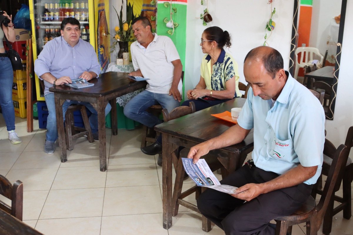 Nelsonalarcon74's tweet photo. Continuamos  recorriendo Colombia 🇨🇴
En #Santander: escuchando, dialogando y construyendo junto a la gente.
Cada voz nos acerca más al país que queremos, por eso nuestra propuesta Te Pagamos Por Estudiar. 
#TePagamosPorEstudiar 
#CaicedoPresidente
#AlarconVicepresidente https://t.co/LX28d8OmjO