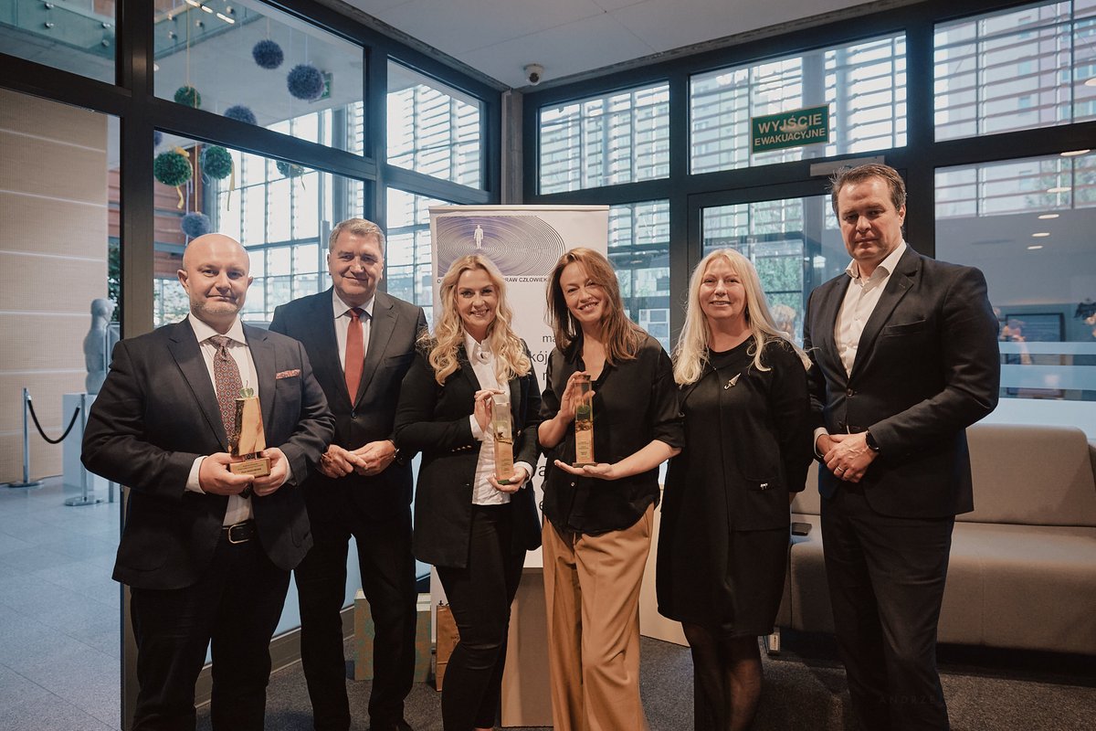 CodeTwoSoftware's tweet photo. CodeTwo CEO, Simon Szczesniak, receives the Non-Indifference Award for driving CSR initiatives and promoting social responsibility nation-wide.
We are truly honored and humbled by this award.
https://t.co/fekBIENSfL https://t.co/55gJ3Vo7YP