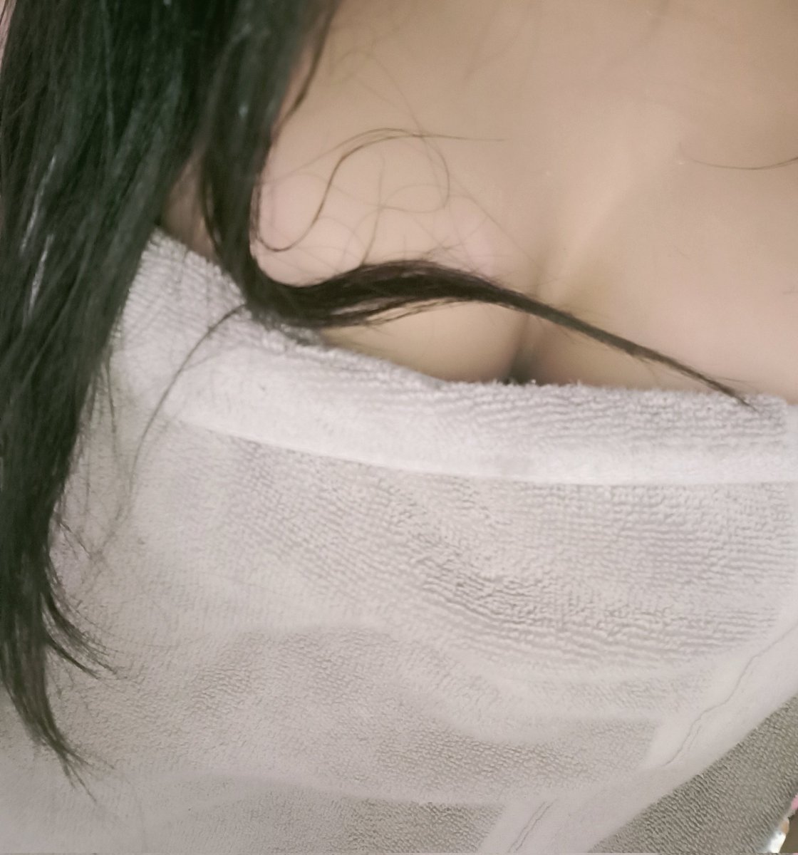 Ninabbb0's tweet photo. 剛洗好澡，有人要幫我吹頭髮嗎？ https://t.co/BBxnc3vjLu