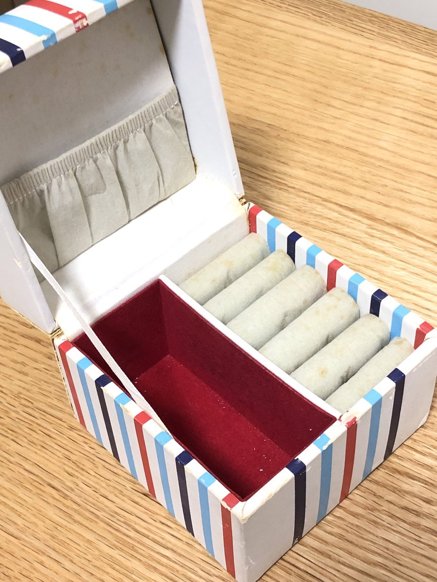 nakaitei's tweet photo. 十年以上、愛用していたコンサートグッズが
こんなにボロボロになって
“強制退職” 🥲 https://t.co/xvfyJZNlk9