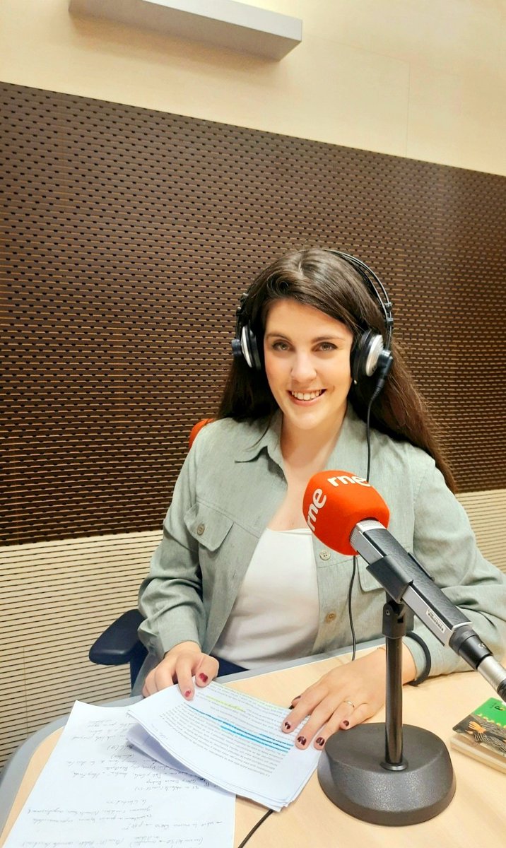 EstefCabello's tweet photo. Este mediodía en @rne para grabar un documento muy especial sobre una gran escritora que me apasiona. 

Y hasta aquí puedo leer. 
¡Pronto espero poder compartiros el proyecto completo! 💪🏻🎙

#mujeresescritoras https://t.co/3s9fvVJRHD