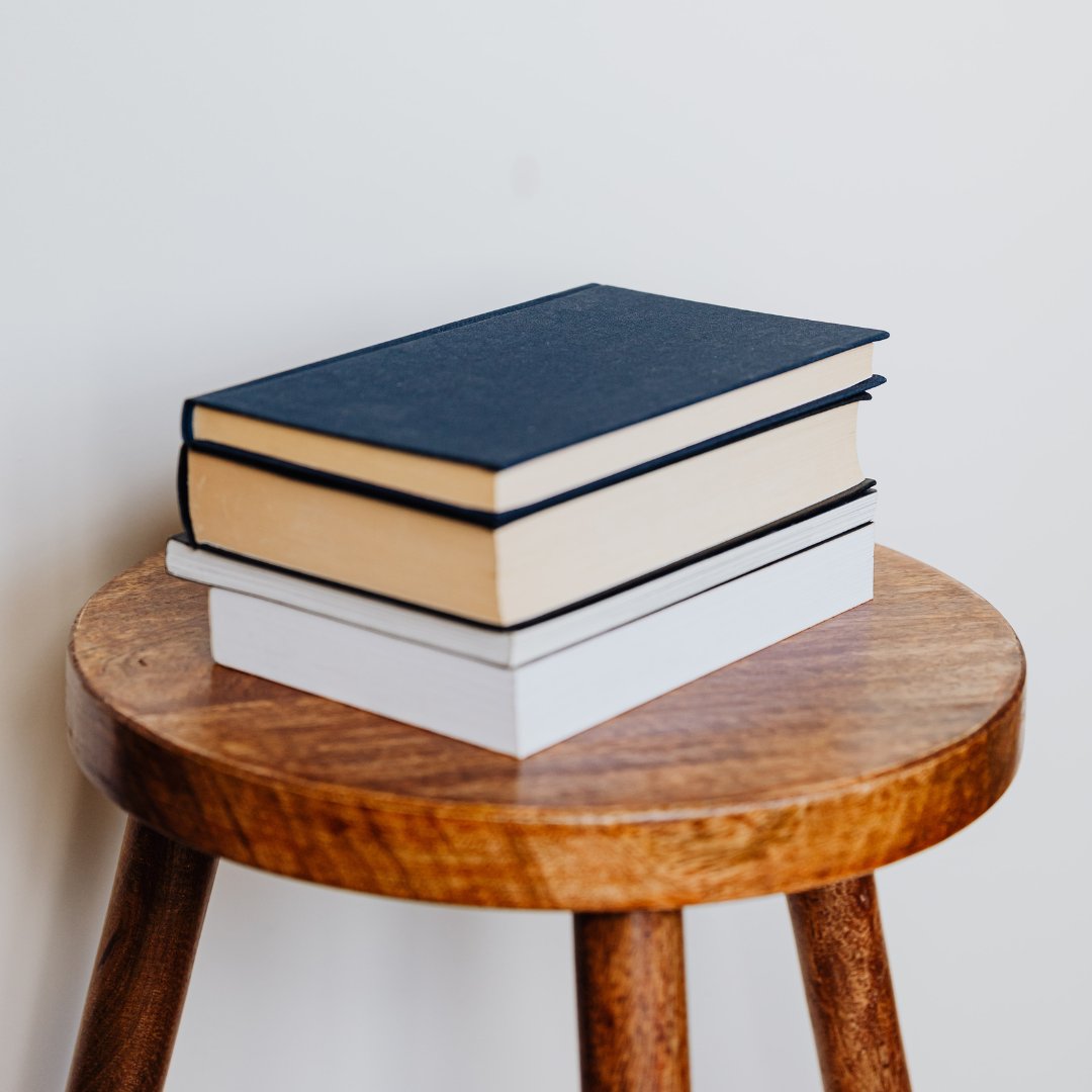 IconHewittApts's tweet photo. At Icon at Hewitt, we love bookworms. What’s one book you think everyone should read? Share your favorites with the community! 📚 https://t.co/ZJM4ZBPmFy