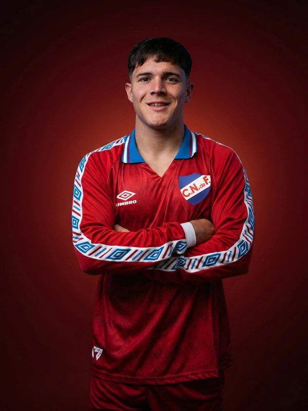Pável Núñez vistiendo la nueva camiseta 👕🔴 Retro EA Sports de <a href="/Nacional/">Nacional</a>. 

#CanteraInagotable 🔵⚪️🔴