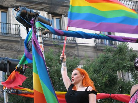 Alaska solo es referente de cosas cuando le pagan, supongo.