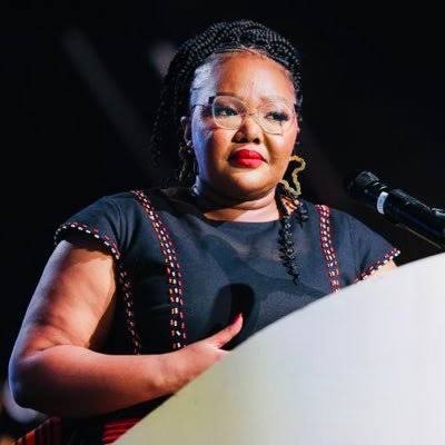 Lisa the First tweet media