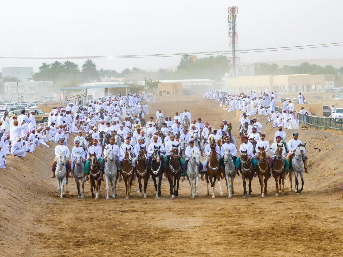 Yahya_Busaidi's tweet photo. بكل معاني الحب والولاء والعهد والوفاء   تتشرف #محافظة_شمال_الشرقية بالزيارة الكريمة لمولانا حضرة صاحب الجلالة #السلطان_هيثم_بن_طارق المعظم حفظه الله ورعاه والتي تأتي امتداداً لنهج راسخ ومتميز وخصوصية عمانية فريدة تتجسد في الجولات السامية التي تعبّر عن عمق التلاحم بين القائد وشعبه https://t.co/0bRhBDlnMP
