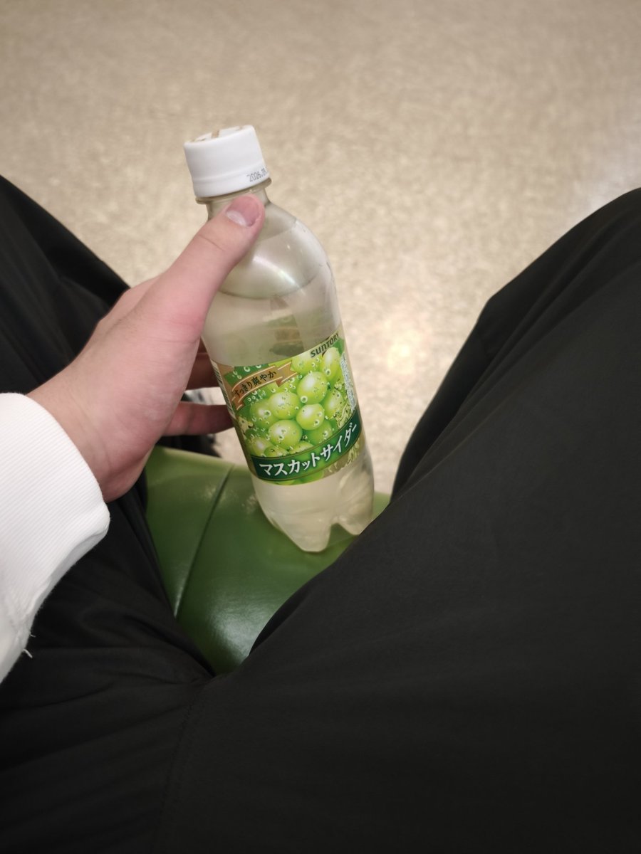 RIMS_Comet's tweet photo. とりあえず待ち時間暇だからサイダー飲んで寝る https://t.co/xbdFHDtnhf