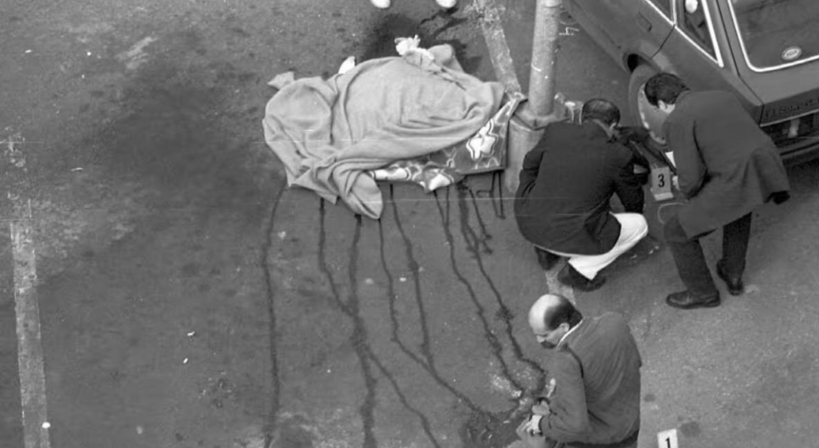 ConsuorF's tweet image. #Taldiacomohoy de 1994 #ETA le asesinó en #Trapagaran, cuando abría la puerta del coche para ir a trabajar, le dispararon en la cabeza. Se llamaba José Villalobos y era @guardiacivil.

#MemoriaReciente 

🧵