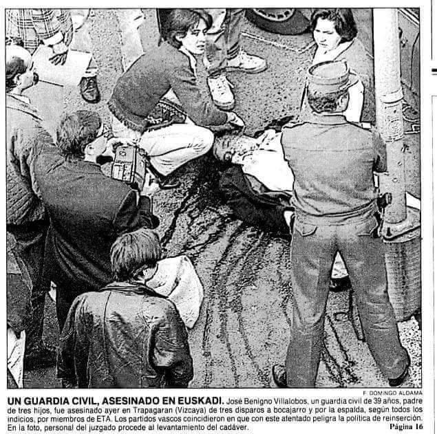 ConsuorF's tweet image. #Taldiacomohoy de 1994 #ETA le asesinó en #Trapagaran, cuando abría la puerta del coche para ir a trabajar, le dispararon en la cabeza. Se llamaba José Villalobos y era @guardiacivil.

#MemoriaReciente 

🧵