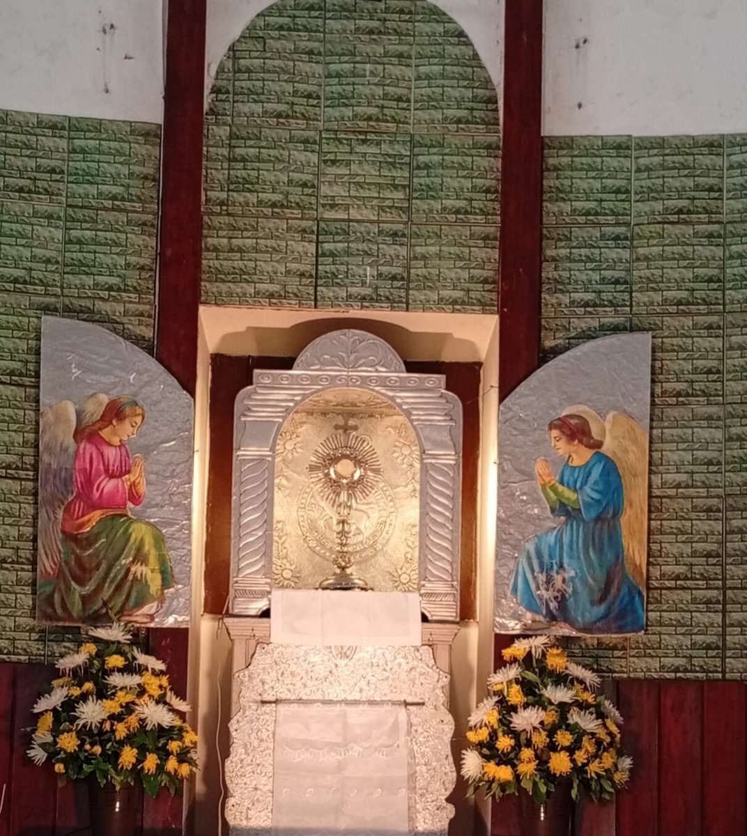 Te adoro con devoción, Dios escondido, oculto verdaderamente bajo estas apariencias. 

A Ti se somete mi corazón por completo, y se rinde totalmente al contemplarte.