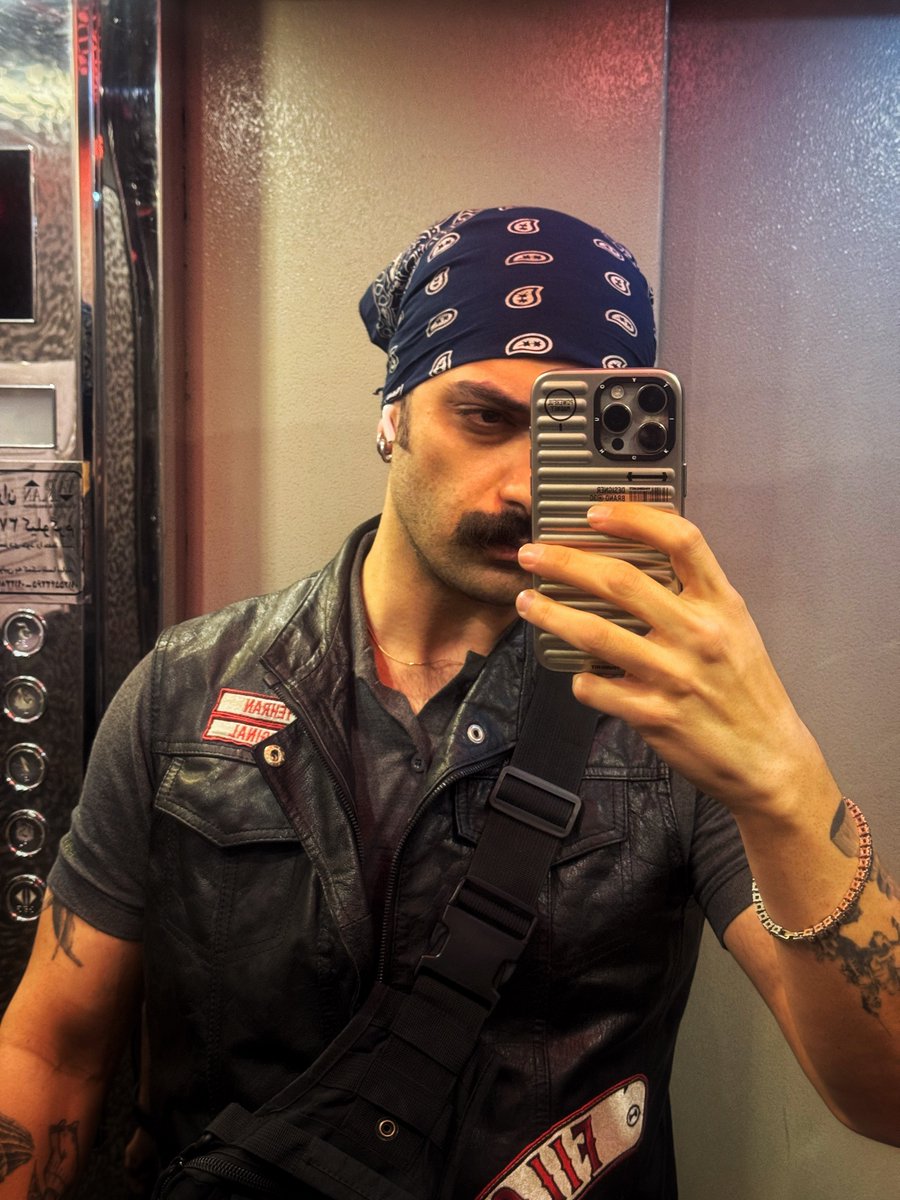 شانس آوردم تو این طوفان زود رسیدم خونه وگرنه خودمو موتورو باد میبرد
نوح داره میاد؟