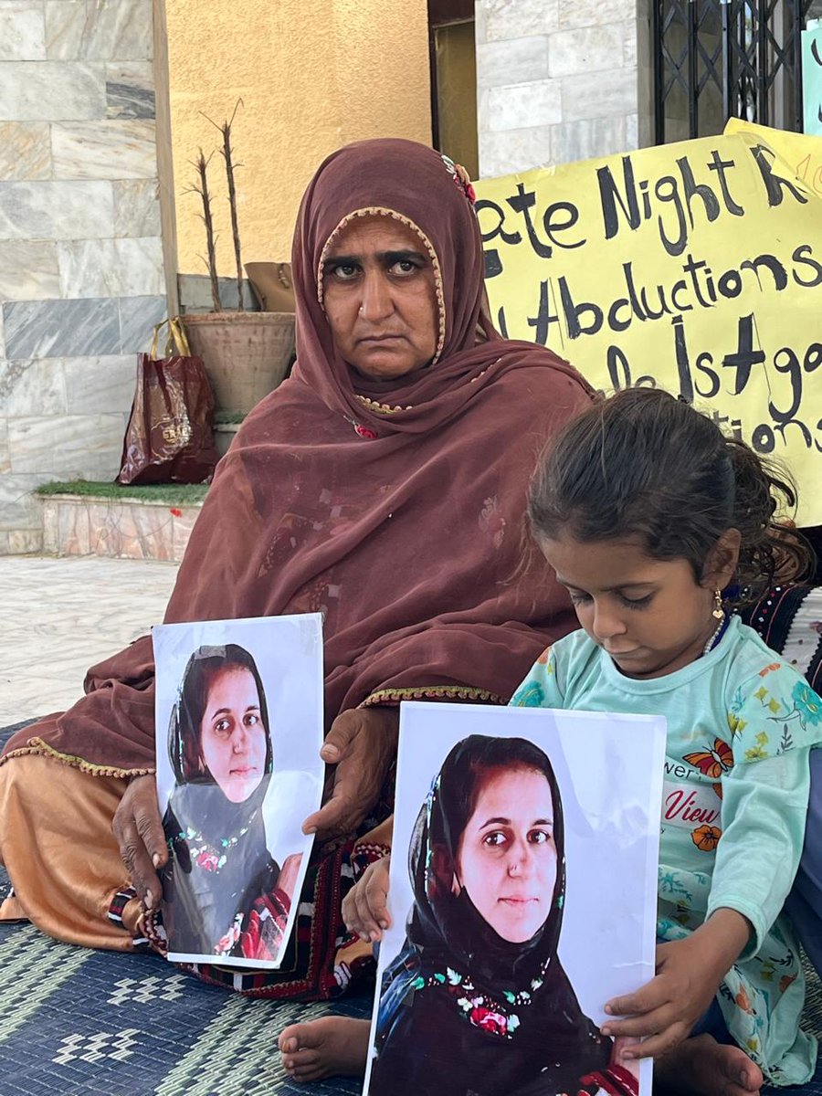 خدیجہ  بلوچ  کی والدہ اپنی بیٹی کو نرس بنانا چاہتی تھی۔ نرسنگ ایک پیشہ ورانہ اور انسانیت کی خدمت سے وابستہ شعبہ ہے
مگر بدقسمتی سے یہاں پڑھنے والوں کی تقدیر میں گمشدگیاں بھی شامل ہو گئی ہیں۔ اس ماں کی آہوں سے ڈرنا چاہیے، جس کی خاموش آنکھوں میں ہزاروں سوال چھپے ہوئے ہیں۔