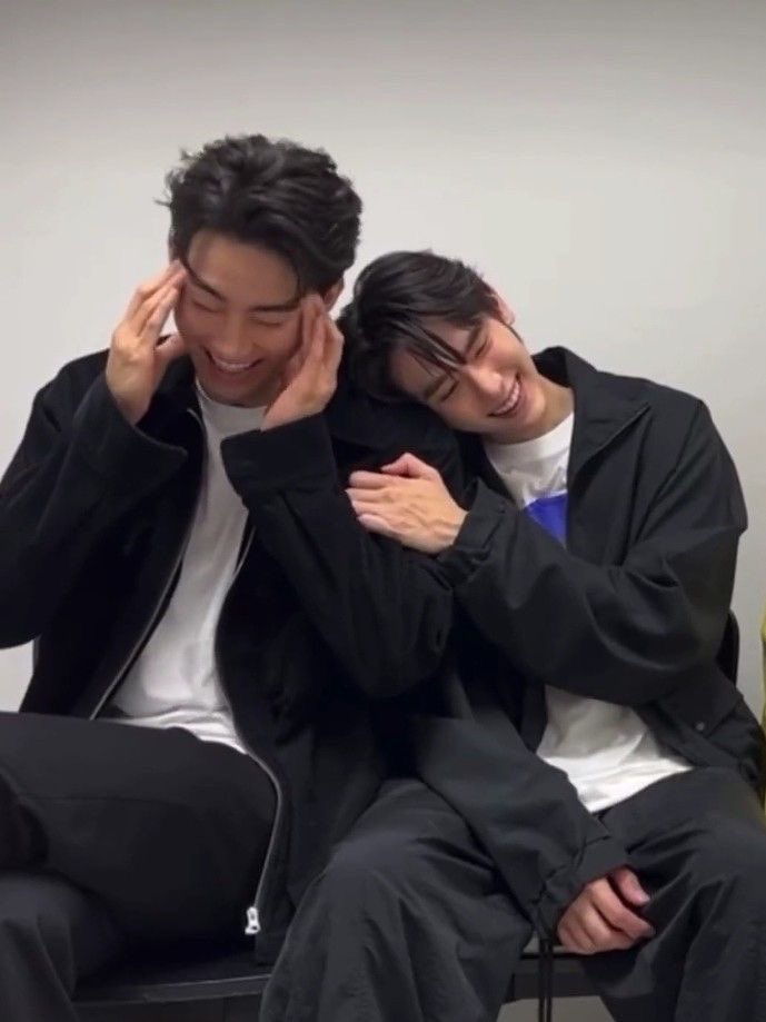 𑣲khunní tweet media