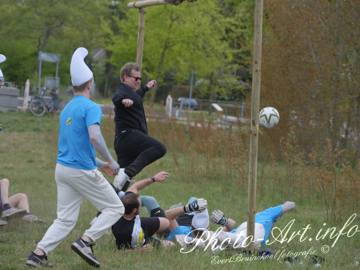 #Koningsdag #voetbal in #Blaricum, #Scouting #Raboes en de  Scouting #Vasanta Een #ludieke #wedstrijd waar Vasanta verloor met 3-2 maar dat drukte de #pret niet. Hier 2e #doelpunt, Photo-Art.info