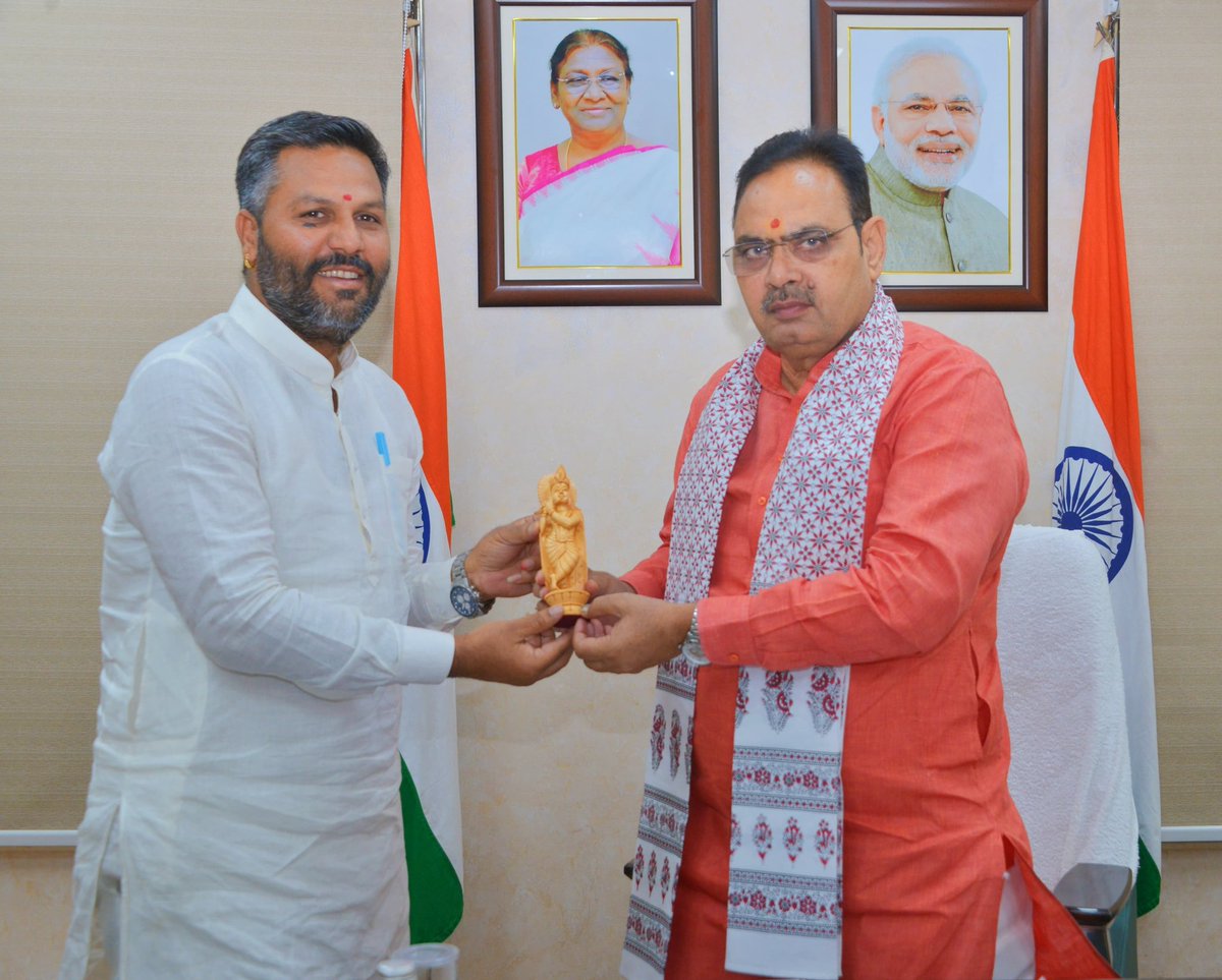 ombhadanabjp's tweet photo. पिछले एक माह से पश्चिम बंगाल विधानसभा चुनाव में प्रवास के पश्चात आज जयपुर आगमन पर प्रदेश के यशस्वी मुख्यमंत्री आदरणीय श्री @BhajanlalBjp जी से स्नेहिल मुलाकात कर उनका मार्गदर्शन एवं आशीर्वाद प्राप्त किया।

माननीय मुख्यमंत्री जी के निर्देशानुसार पश्चिम बंगाल में किए गए प्रचार प्रवास के अनुभव साझा करते हुए अपना प्रचार कार्यक्रम एवं विस्तृत रूपरेखा उन्हें प्रेषित की। माननीय मुख्यमंत्री जी के प्रेरणादायी विचारों से नई ऊर्जा और उत्साह प्राप्त हुआ।

प्रदेश के सर्वांगीण विकास, अंत्योदय की भावना एवं संगठन को और अधिक सशक्त बनाने के संकल्प के साथ यह मुलाकात अत्यंत सुखद, प्रेरणादायी एवं अविस्मरणीय रही।

@BJP4India @BJP4Rajasthan @madanrrathore @RajGovOfficial @RajCMO