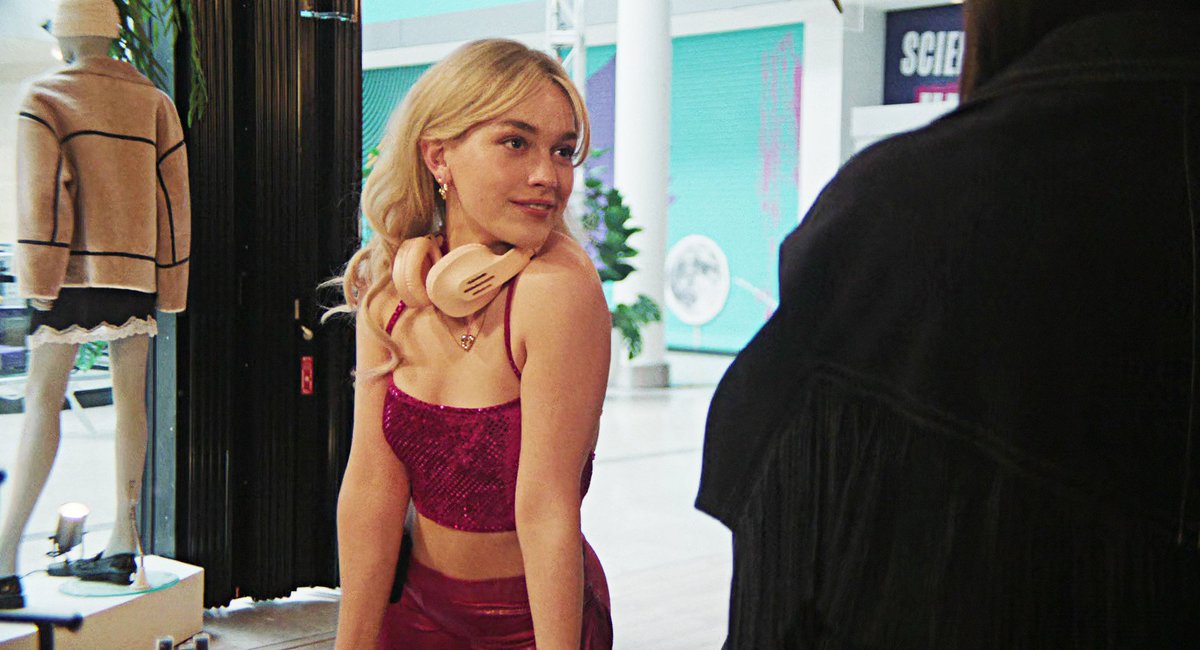 victoria pedretti as cherry in ''forbidden fruits''.