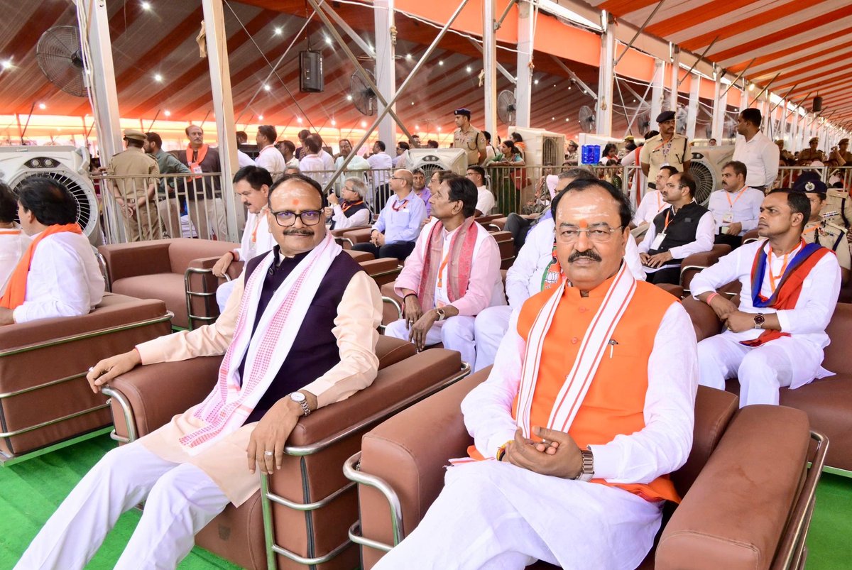 kpmaurya1's tweet photo. पावन नगरी वाराणसी में आयोजित महिला सम्मेलन में यशस्वी प्रधानमंत्री श्री @narendramodi जी की गरिमामयी उपस्थिति में सम्मिलित हुआ। 

इस दौरान आदरणीय प्रधानमंत्री श्री नरेंद्र मोदी जी द्वारा 6,330 करोड़ रूपए से अधिक लागत वाली 163 विकास परियोजनाओं के लोकार्पण व शिलान्यास के साथ-साथ बनास डेयरी से जुड़ी महिलाओं को ₹105 करोड़ का बोनस वितरण तथा वाराण��ी-पुणे और अयोध्या-मुंबई अमृत भारत ट्रेनों का शुभारम्भ भी किया गया।

इस अवसर पर महामहिम राज्यपाल श्रीमती @anandibenpatel जी, भारतीय जनता पार्टी के मा. राष्ट्रीय अध्यक्ष व राज्यसभा सांसद श्री @nitinnabin जी, मा. मुख्यमंत्री श्री @myogiadityanath जी, मा. केंद्रीय राज्य मंत्री व भाजपा उत्तर प्रदेश के प्रदेश अध्यक्ष श्री @mppchaudhary जी, मा. उप मुख्यमंत्री श्री @brajeshpathakup जी, मा. जनप्रतिनिधिगण एवं मातृशक्ति की उपस्थिति रही।