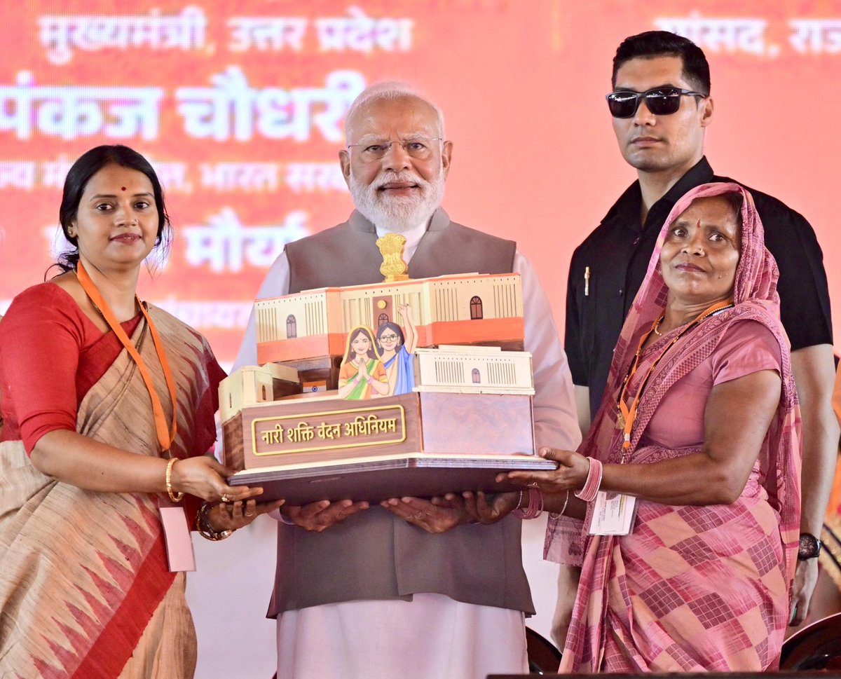 kpmaurya1's tweet photo. पावन नगरी वाराणसी में आयोजित महिला सम्मेलन में यशस्वी प्रधानमंत्री श्री @narendramodi जी की गरिमामयी उपस्थिति में सम्मिलित हुआ। 

इस दौरान आदरणीय प्रधानमंत्री श्री नरेंद्र मोदी जी द्वारा 6,330 करोड़ रूपए से अधिक लागत वाली 163 विकास परियोजनाओं के लोकार्पण व शिलान्यास के साथ-साथ बनास डेयरी से जुड़ी महिलाओं को ₹105 करोड़ का बोनस वितरण तथा वाराण��ी-पुणे और अयोध्या-मुंबई अमृत भारत ट्रेनों का शुभारम्भ भी किया गया।

इस अवसर पर महामहिम राज्यपाल श्रीमती @anandibenpatel जी, भारतीय जनता पार्टी के मा. राष्ट्रीय अध्यक्ष व राज्यसभा सांसद श्री @nitinnabin जी, मा. मुख्यमंत्री श्री @myogiadityanath जी, मा. केंद्रीय राज्य मंत्री व भाजपा उत्तर प्रदेश के प्रदेश अध्यक्ष श्री @mppchaudhary जी, मा. उप मुख्यमंत्री श्री @brajeshpathakup जी, मा. जनप्रतिनिधिगण एवं मातृशक्ति की उपस्थिति रही।