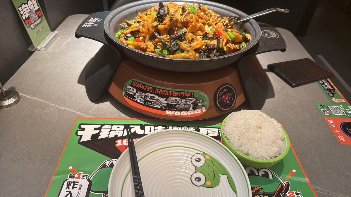ml000200's tweet photo. 本来说不吃了不吃了，闻着怪香嘞，一人一锅，又光盘了
减肥减肥，喵的，从160减到190了，纯管不住嘴，不减了，胖就胖吧 https://t.co/5gPOaNSKaN