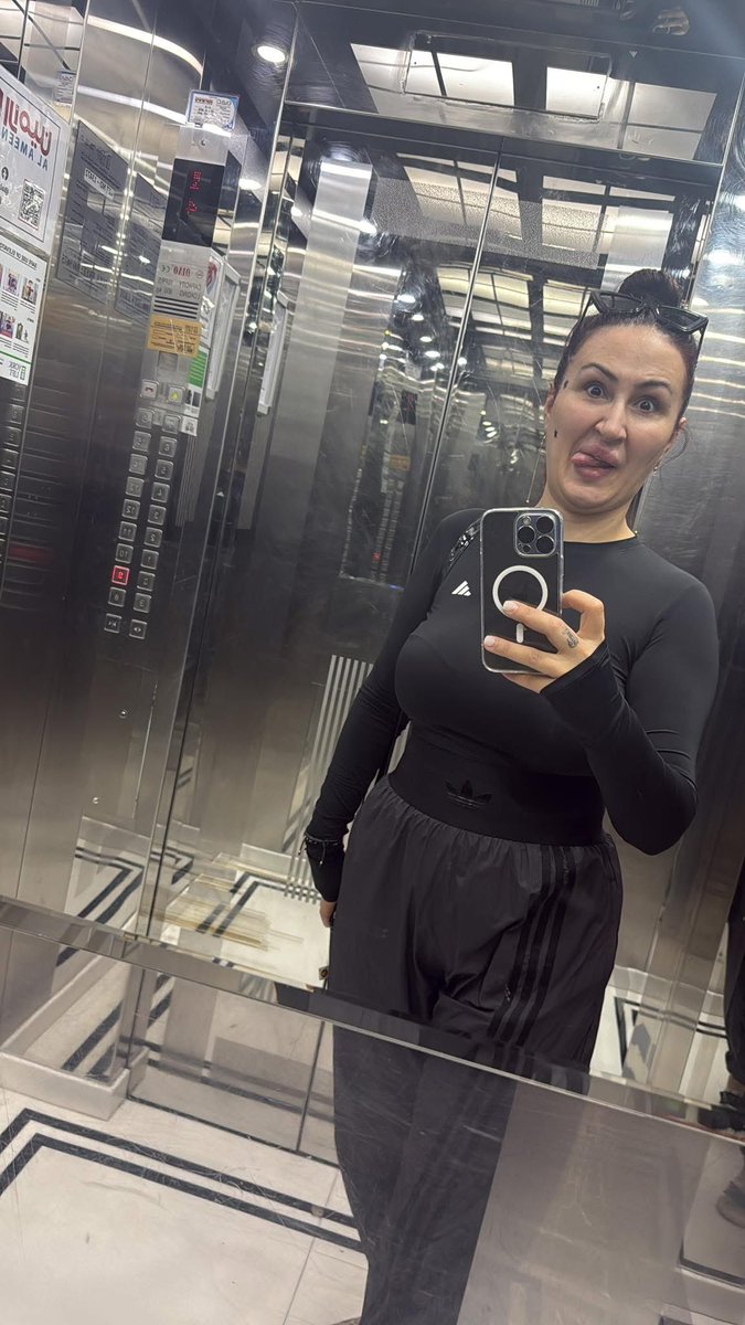 Loredanag30's tweet photo. Selfie elevator 🛗 🤳🏻 https://t.co/zuiXDeUwca