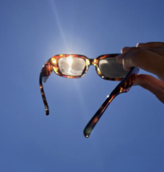 At this exact moment the Libra Moon is going wild.

It's opposing Neptune in Aries
—and the rose-colored glasses are coming off!

Don't believe astrologers who say you're screwed.

This sets up an inspiring day.

You can see THROUGH illusions now.

Follow your gut. Feel excited.