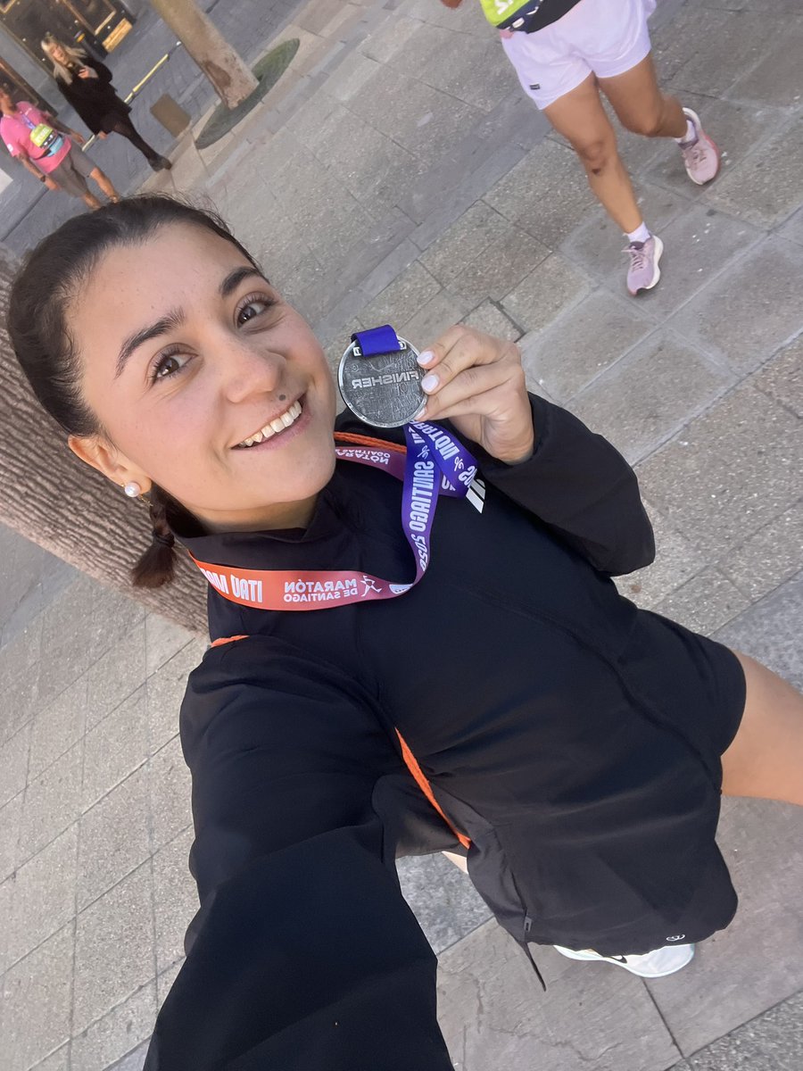 catabarrac's tweet photo. Obvio que corrí la maratón de Santiago! 10k esta vez pero espero algún día ir por los 42 🤩🥹 https://t.co/4J45x01Q7O