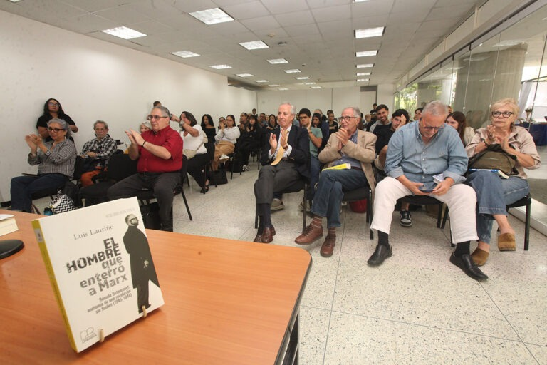 elucabista's tweet photo. 📚#ABediciones presenta el nuevo libro «El hombre que enterró a Marx», una obra del profesor Luis Lauriño que desentraña la tesis económica y política que alejó al expresidente Betancourt del dogma marxista para fundar la democracia liberal en el país
🔗https://t.co/C1ps9Yv4Yq https://t.co/DKYrLw4HQs