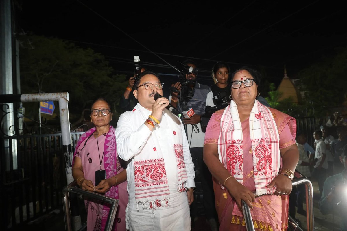 DilipSaikia4Bjp's tweet photo. The #NariShakti of Guwahati took the streets today against the anti-women policies of the Congress-led INDI Alliance. 

Honoured to be present alongside them, providing our support towards their movement for rights and dignity. 

#MahilaVirodhiCongress
#AntiWomenAlliance https://t.co/Pp8LAsblkN