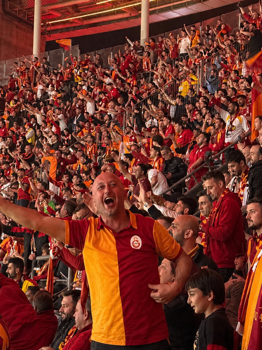 serifoglu_77's tweet photo. Canımızdan  çok seviyoruz 💛♥️ #HEDEF27  #405 #KuzeyÜst @GalatasaraySK ⭐️⭐️⭐️⭐️⭐️ https://t.co/gyQklEx8FY