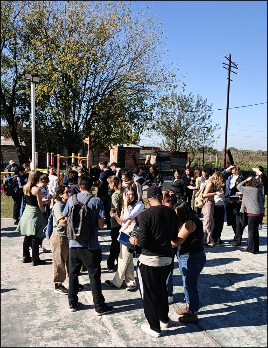 provincia1270's tweet image. #AHORA | 📲#Móvil de @MarcyOjea con el testimonio de Inés Iglesias, titular del Consejo Social de la @unlp.

➡️ Se llevó a cabo un relevamiento en barrios populares de La Plata, Berisso y Ensenada.

📻#TodoEsteRuido
💻provinciaradio.com.ar