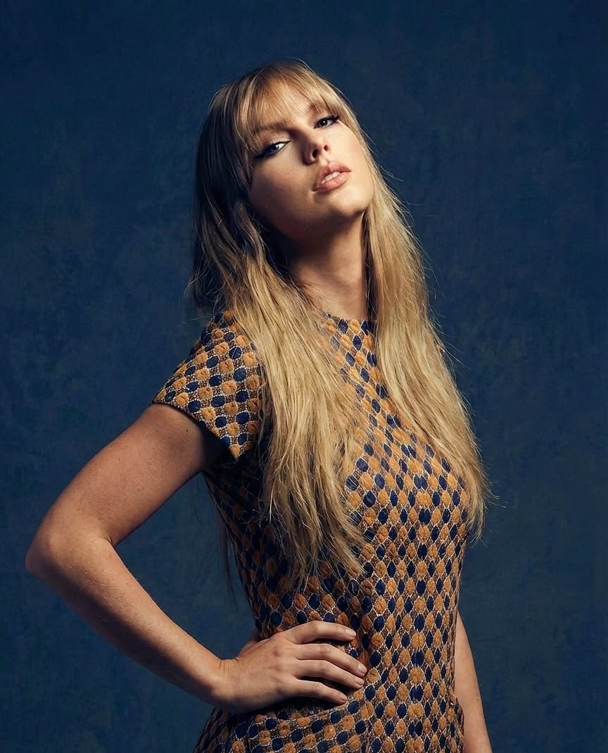 updateswiftbr's tweet photo. Taylor Swift sobre como a indústria descarta mulheres facilmente:

“A indústria do entretenimento meio que faz isso com mulheres, né? Ela te enche de amor: ‘Nós te amamos.’ Depois é tipo: ‘A gente nem sabe quem você é.’ ‘Por que você está aqui?’

Basicamente, você aprende que está dentro de uma máquina, e eles estão tentando te transformar na mulher que idealizaram… e depois te descartam.”