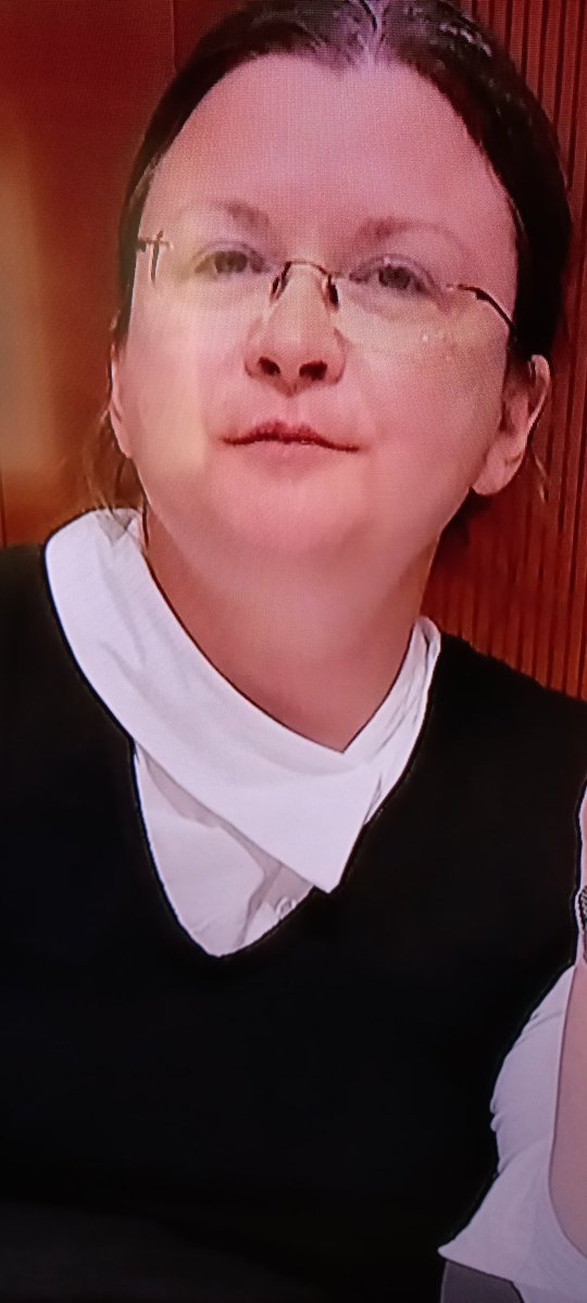 Kokot  Sukičevi. Ko smo prišli v DZ in prosili za stol, mizo in kavč za pisarno smo zvedeli, da ima Levica v DZ 9 kavčev. KAVČEV!  !