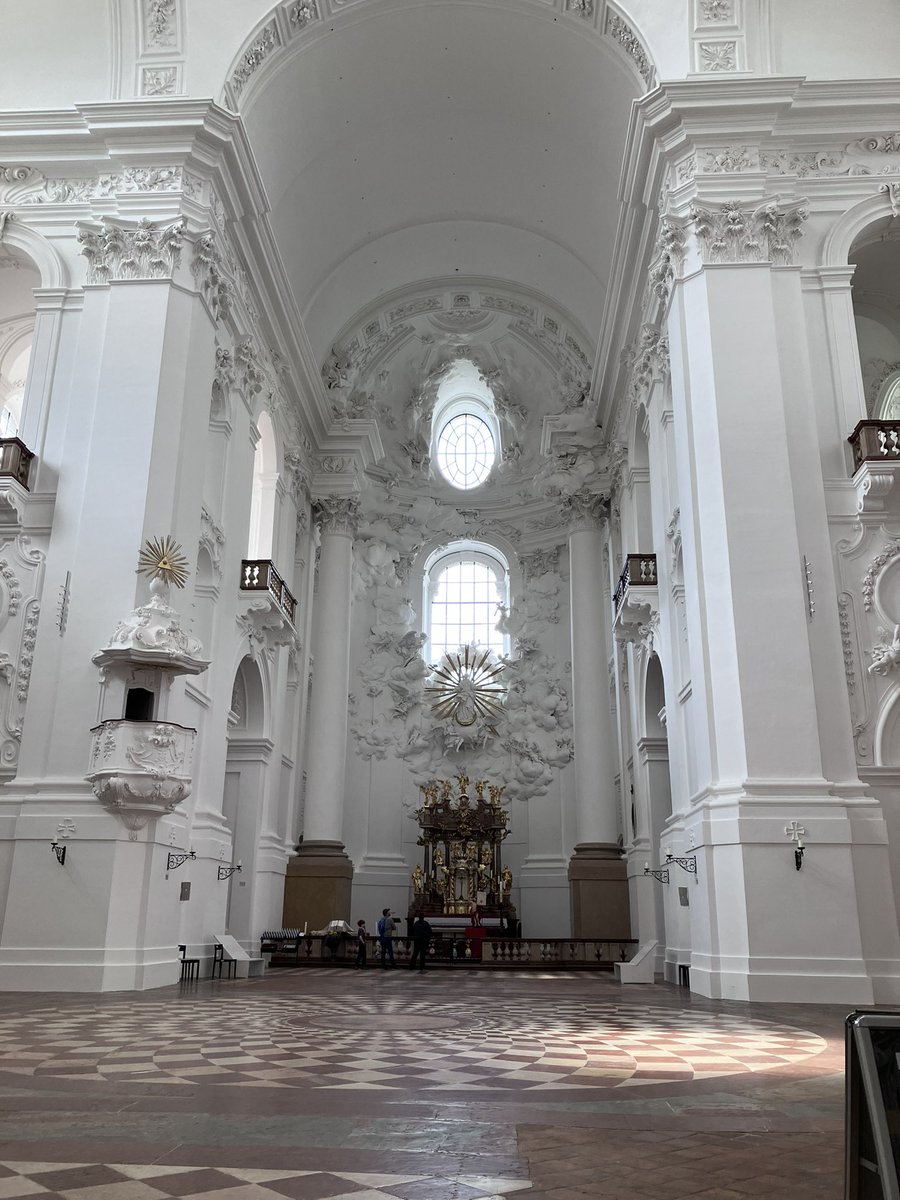 kaffee_jause's tweet image. 多分、だいぶ前に一度だけ入った記憶があるコレーギエン教会

2026.4.19
#austria #Salzburg #ザルツブルク