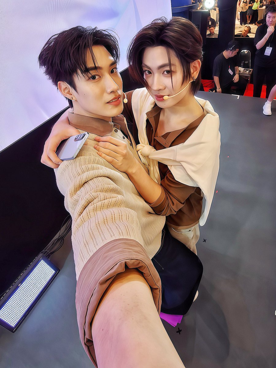 ดูจริตชีเฟิ๊ด โอ้ยยยย กลัวแต่คนจะไม่รู่น้ออว่าเป็นแฟนกันนน 🤭🤭
#GalaxyxTleFirstone