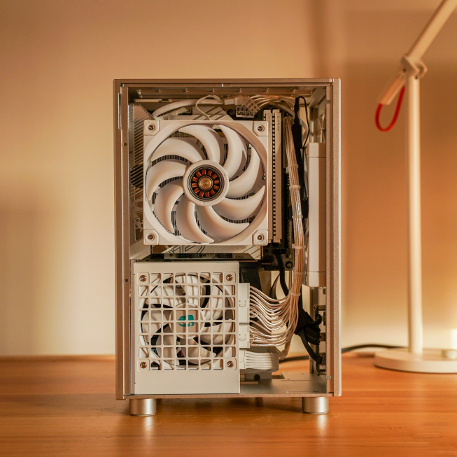 Deepcoolglobal's tweet image. I think it’s time for you to get a tiny PC.

Fans: FT12 WH

#deepcool #miniitx #airflow #pcbuilding #fps #gamingpc #gamerlife #esports #cpucooler #lga1851 #am4 #am5 #memes