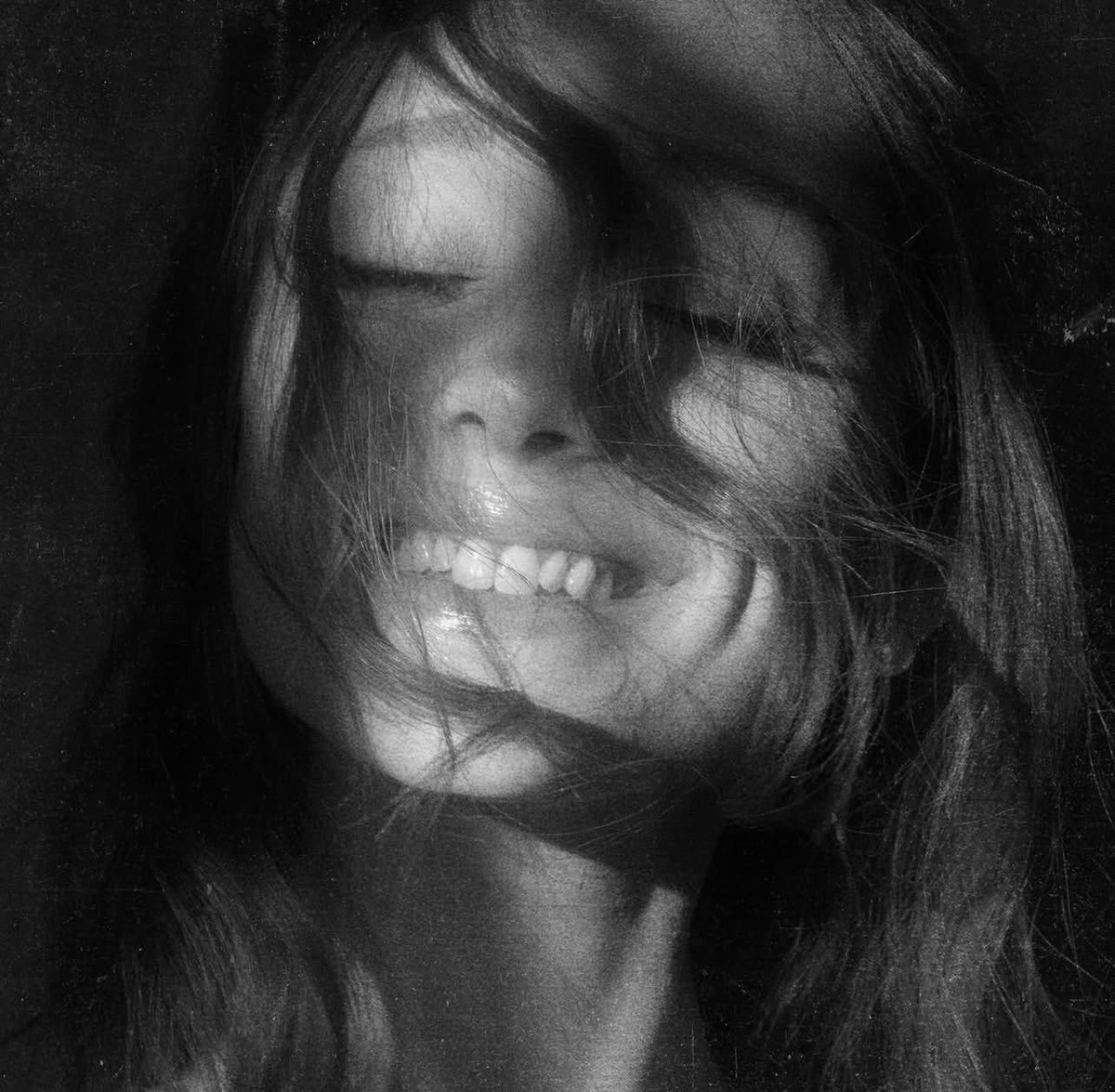 the first album cover we have of her smiling :’)