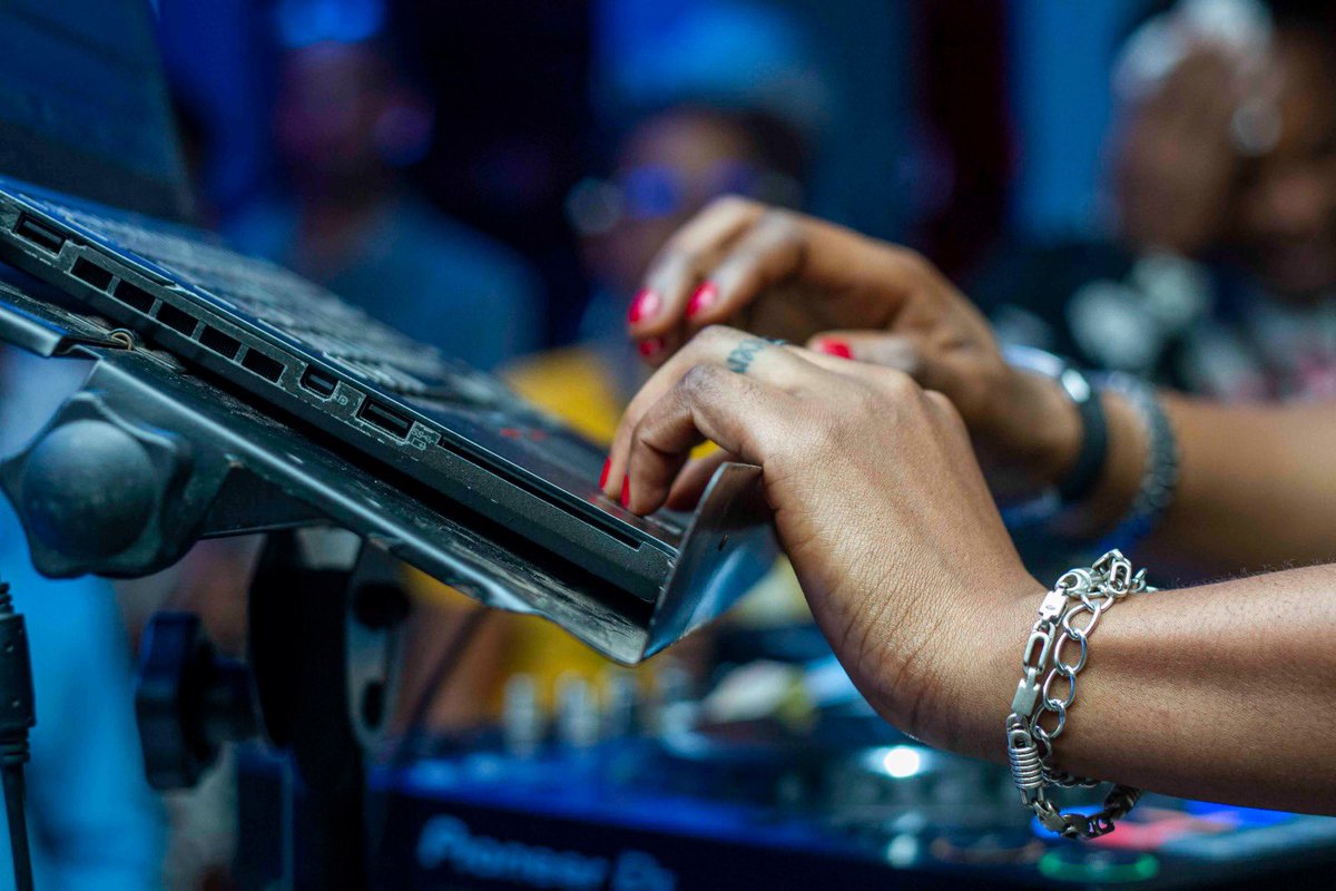 IFCameroun's tweet image. DJ JAYN a remporté le concours avec pour lot une platine.
Tous les participants ont reçu une attestation ainsi qu’un casque 🎧. La soirée s’est terminée dans une ambiance conviviale🍹

#FondsEquipeFrance #MboaJeunesCréatifs #Cameroun #InstitutfrançaisduCameroun