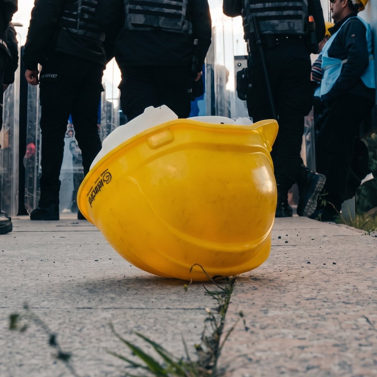 haskologlu's tweet image. 🔴#SONDAKİKA | 9 gündür açlık grevi yapan Doruk Madencilik işçilerinin haklarının 15 gün içerisinde ödeneceği açıklandı.

Bu gelişme üzerine işçiler eylemlerini sonlandırma kararı aldı.